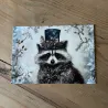 Jolie carte d'un Raton-laveur avec chapeaux et dans la neige